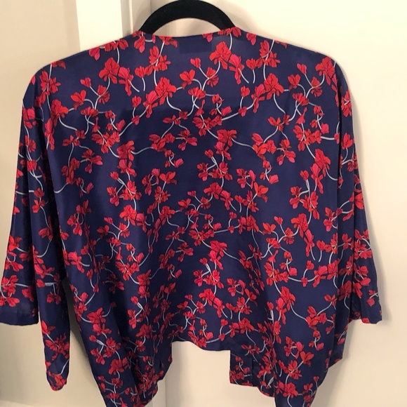 Jigsaw Short Kimono Top - Blue with beautiful red flower pattern - Picture 2 of 4